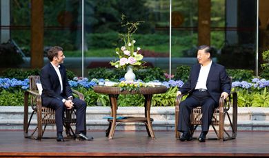 Xi, Macron hold informal meeting in China