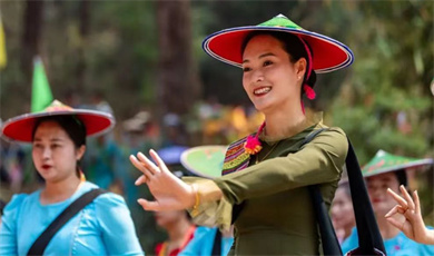 Special Yunnan Lifestyle | တရုတ်-မြန်မာ နယ်စပ်ရှိ လုံချွမ်းခရိုင် သင်္ကြန်ပွဲတော်တွင် ပန်းမန်များ ဆွတ်ခူးခြင်း ဓလေ့ထုံးစံ လေ့လာကြည့်ရအောင်