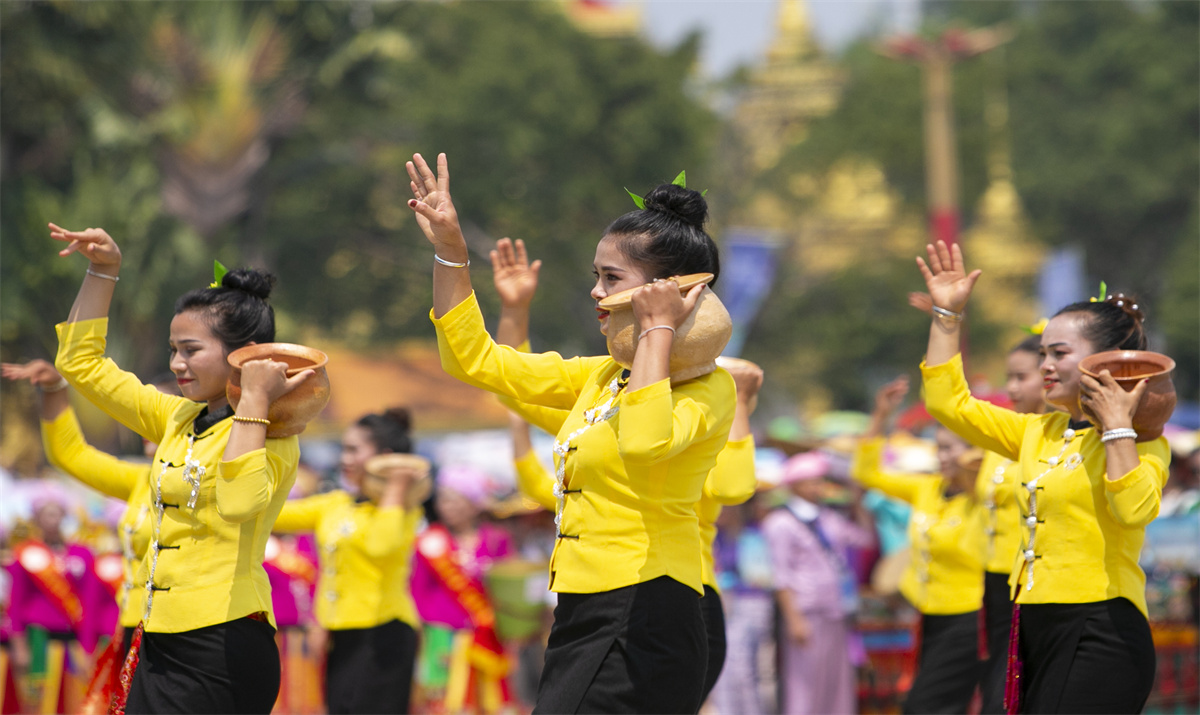 တရုတ်-မြန်မာ နယ်စပ်ပြည်သူများ ပျော်ပွဲရွှင်ပွဲနှင့် မန်စီဒေသသင်္ကြန်ပွဲတော် ဖွင့်ပွဲအခမ်းအနား ကျင်းပခဲ့