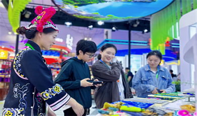 ယူနန်ပြည်နယ်မှ လုပ်ငန်းအဖွဲ့ ၂၀ ကျော်သည် တတိယအကြိမ်မြောက် တရုတ်နိုင်ငံတကာ စားသုံးမှုကုန်စည်ပြပွဲတွင် ပါဝင်တက်ရောက်