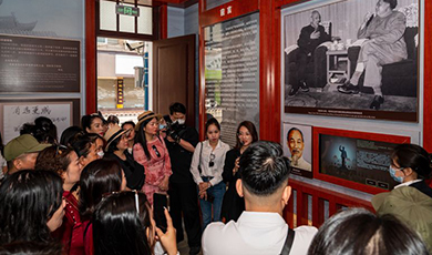 Nhóm 100 du khách Việt Nam đầu tiên đến thăm nơi ở cũ của Hồ Chí Minh tại Côn Minh