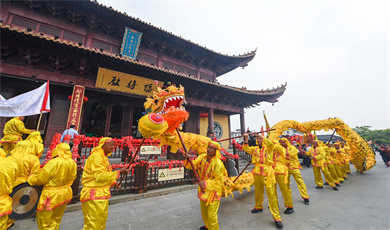 တရုတ်နိုင်ငံ ကျန်းနန်ရှိ ဝမ်ချွမ်ပွဲတော်က ယင်းဒေသရှိ နွေဦးရာသီ ရိုးရာ ဓလေ့ကို ပြသလျက်ရှိ