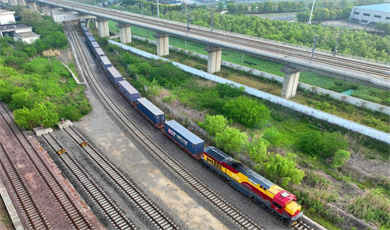 တရုတ်-လာအို မီးရထားလမ်း နိုင်ငံတကာ ကုန်တင်ရထား ဓာတ်မြေသြဇာ အထူးရထား ကျန်းစူးပြည်နယ်မှ စတင် ပြေဆွဲ