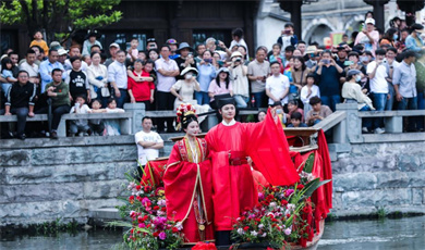 တရုတ် ကျက်ကျန်းပြည်နယ် ကျန့်တေမြို့တွင် စုန့်မင်းဆက်ခေတ်ပုံစံ မြစ်ပေါ် မင်္ဂလာပွဲကျင်းပ