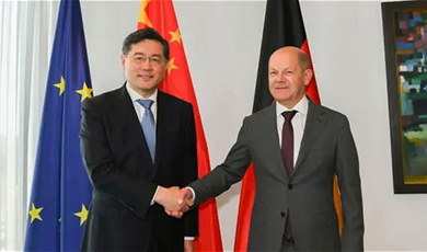 ဂျာမနီဝန်ကြီးချုပ် Olaf Scholz နှင့် တရုတ်နိုင်ငံခြားရေးဝန်ကြီး ချင်ကန်းတို့ တွေ့ဆုံဆွေးနွေး