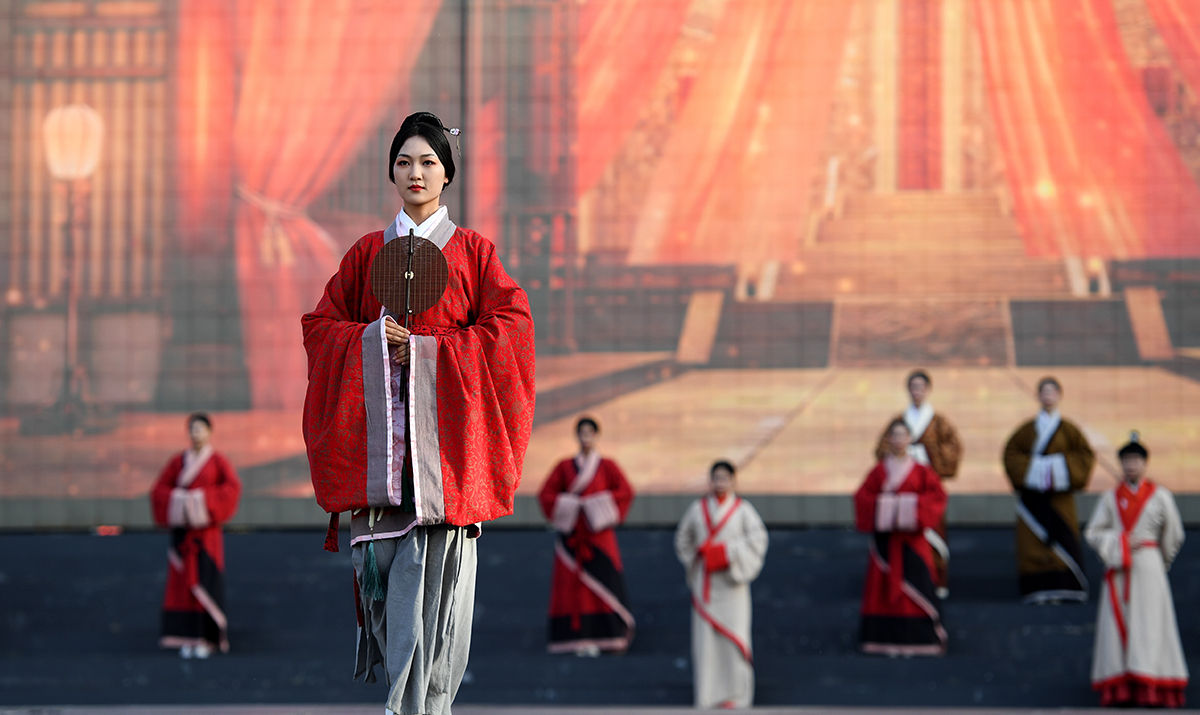 Tây An: Ngắm nhìn trang phục Trung Hoa trên sàn Catwalk - thưởng thức nhịp điệu ngàn năm