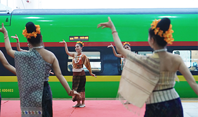 Beautiful China, pleasant journey |Trong tháng đầu tiên lượng khách trên chuyến tàu khách quốc tế của đường sắt Trung – Lào đã vượt 10.000 lượt