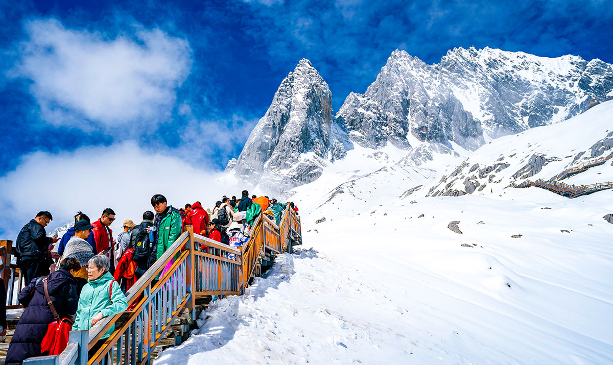 这个夏天，快来玉龙雪山玩雪