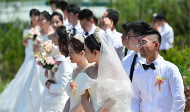 ရှန်းတုန်းပြည်နယ် ချင်းတောင်မြို့တွင် အုပ်စုဖွဲ့ မင်္ဂလာလက်ထပ်ပွဲကျင်းပ
