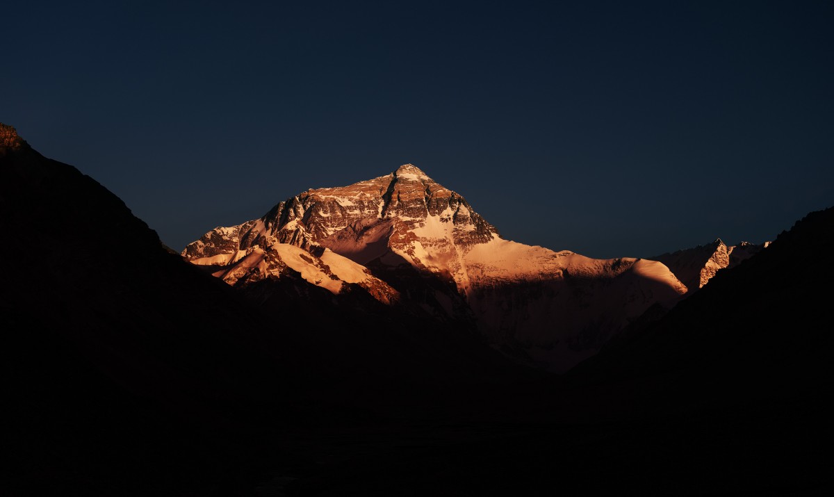 ภาพพระอาทิตย์ตกบนยอดเขาเอเวอเรสต์