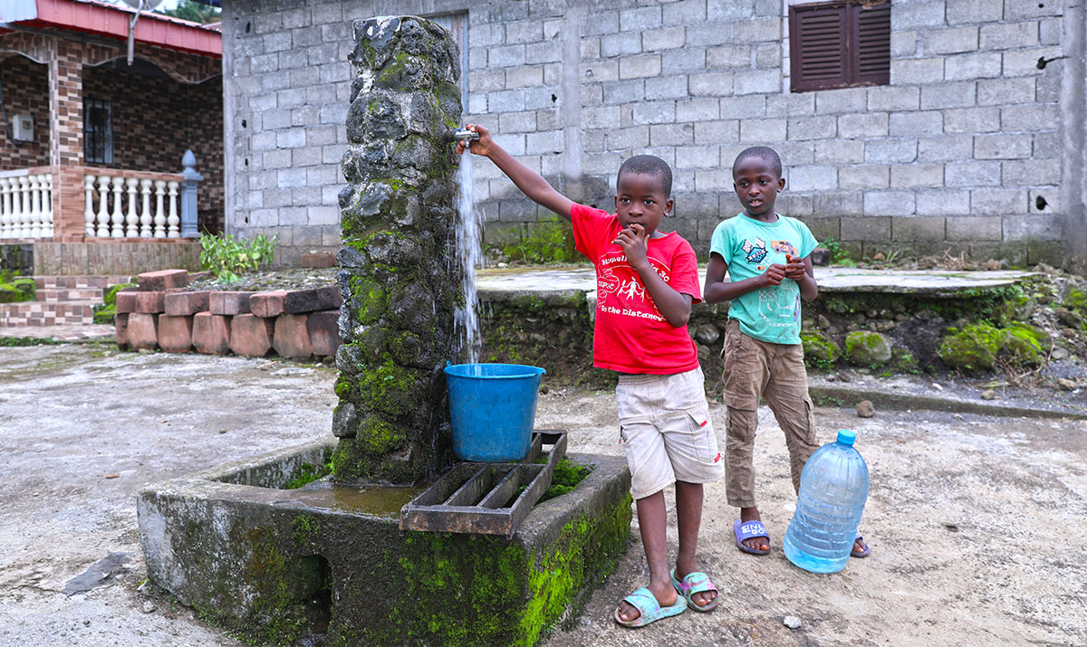 中国企业帮助赤道几内亚村民解决用水难问题