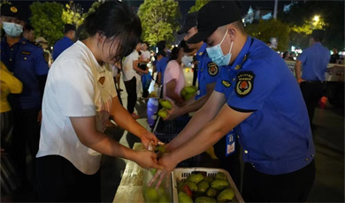 တရုတ်-မြန်မာနယ်စပ်ရှိ ရွှေလီမြို့ကို လာပြီး အသီးအနှံများကို အခမဲ့ မြည်းစမ်းကြည့်ကြစို့