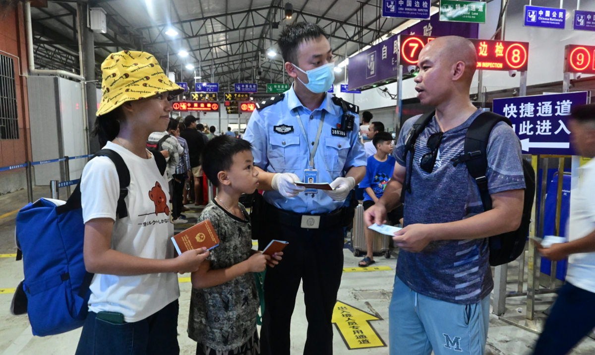 Yunnan sees booming cross-border tours in holiday