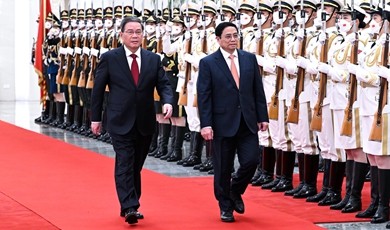 Chinese premier holds talks with Vietnamese PM