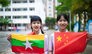 “နှလုံးသားချင်း လက်ချင်းဆက်” တရုတ်-မြန်မာ လူငယ်ချစ်ကြည်ရေးဖလှယ်ရေးလှုပ်ရှားမှုကို ရွှေလီမြို့တွင် ကျင်းပခဲ့