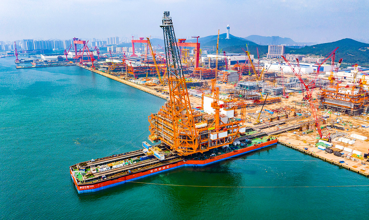渤海首个千亿方大气田一期项目中心平台在青岛装船
