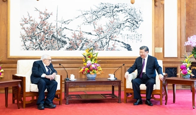 Xi meets with Henry Kissinger