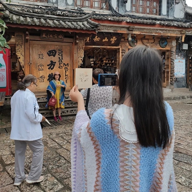 Lijiang old town offers free Dongba blessings