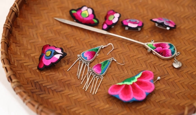 Yi embroidery by hand gives off sense of warmth