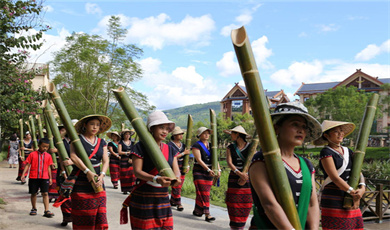 Special Yunnan Lifestyle | တရုတ်-မြန်မာ နယ်စပ်ရှိ ဝ တိုင်းရင်းသား ကောက်သစ်စားပွဲတော်ကို ပျော်ရွှင်စွာ ဆင်နွှဲကြ