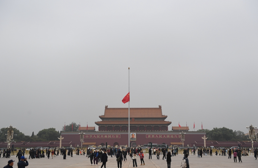 天安门下半旗悼念李克强同志