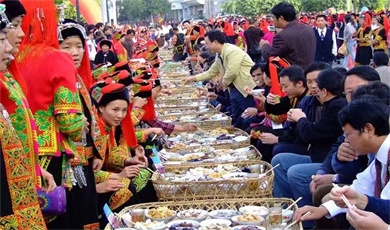 Special Yunnan Lifestyle | ဟုန်ဟယ်ပြည်နယ်ခွဲ လွေချွန်ခရိုင်မှ ဟာနီလူမျိုးတို့သည် စားပွဲပေါင်း ၄၀၆၅ ရှိ “လမ်းအရှည်ဆုံးစားပွဲ”ကို တည်ခင်းဧည့်ခံကာ လူထောင်ပေါင်းများစွာက ပျော်ပျော်ပါးပါး အတူဆင်နွှဲကြ