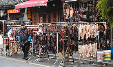 နှစ်သစ်ကူးချိန် နီးလာပြီမို့ ဟန်ကျိုးမြို့ရှိ ဈေးသည်များ နှစ်သစ်ကူးပစ္စည်းတွေ ရောင်း ချ