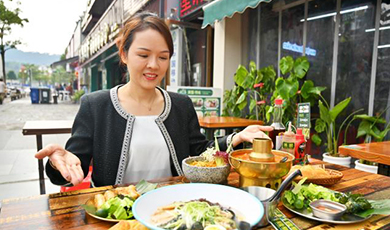 Cô gái Việt Nam kinh doanh tại Trung Quốc - Giấc mơ ẩm thực trên xe đẩy hàng nho nhỏ