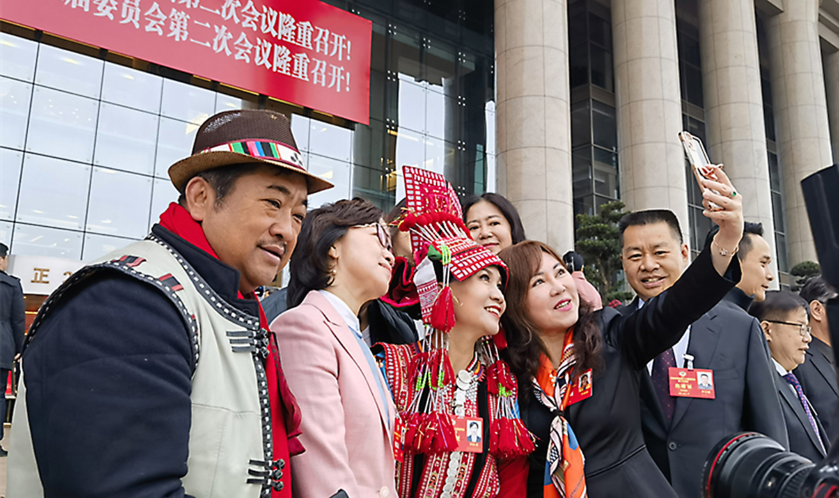 云南省第十四届人民代表大会第二次会议在昆明开幕 代表步入会场