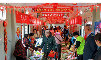 Mua sắm “hàng Tết” trên tàu Trung Quốc