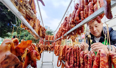 တရုတ် ပြက္ခဒိန် ၁၂ လပိုင်းတွင် အသားခြောက်အမျိုးမျိုးကို နေလှမ်းနေ