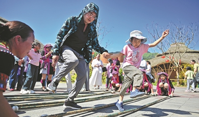 Longer Spring Festival holiday sparks travel frenzy