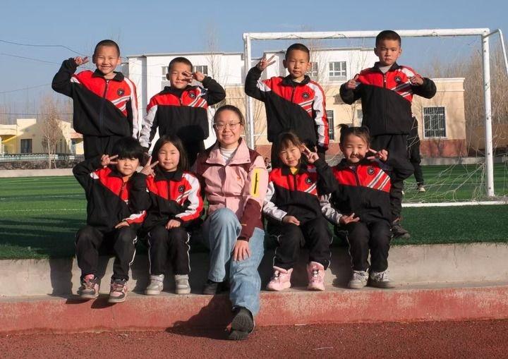 Xi champions the spirit of dedication, friendship, mutual help and progress