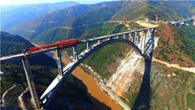 Nanpan River Bridge links up Qiubei, Mile