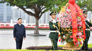 Xi presents flowers to statue of Deng Xiaoping in Shenzhen