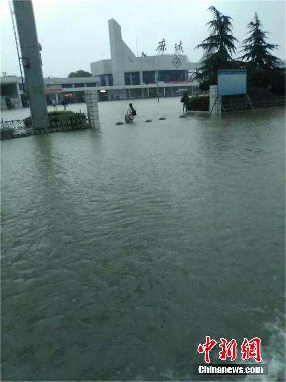 中国南方遭暴雨袭击 多地出现洪涝