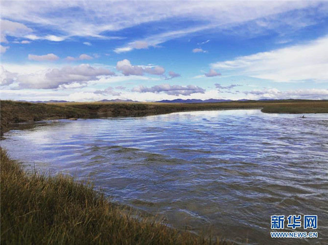 青海省果洛藏族自治州玛多县境内一处河流(9月10日摄).