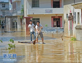 江西鄱阳县向阳圩溃口 周边村庄被淹
