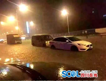 四川泸州普降暴雨 部分城区已出现内涝