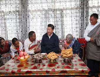 习总书记到长江源村同藏族同胞共话幸福生活