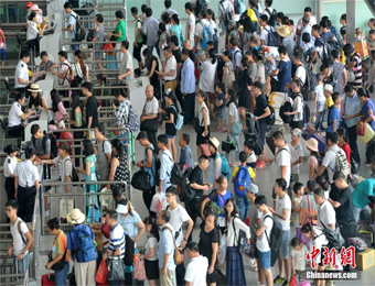中国各地迎暑运返程高峰 火车站进站口排长队