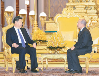 习近平抵达金边会见西哈莫尼国王