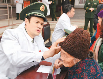 新春慰问军烈属