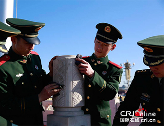 1500名武警清洁天安门广场迎全国“两会”