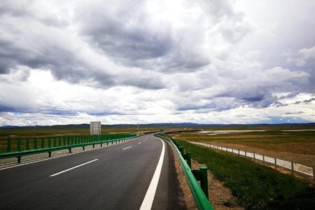 世界首条高海拔冻土区高速公路通车