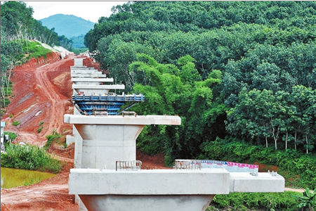 中老国际通道玉磨铁路磨歇特大桥主体工程完工