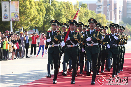 云南多地举行升旗仪式  庆祝中华人民共和国成立68周年