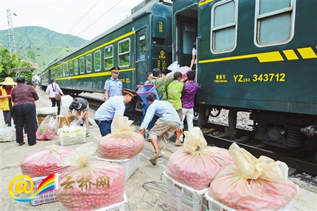 驶云南向山间小站的扶贫列车