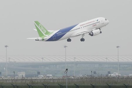 C919大型客机完成第三次试飞