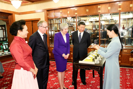 习近平主席夫妇同英国首相梅夫妇茶叙